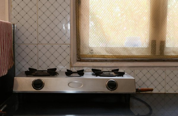 Guide pratique : trouver le revêtement mural parfait pour illuminé un couloir sombre et étroit